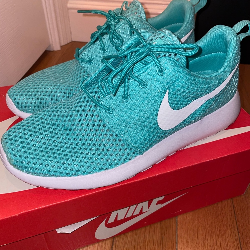 Men's Roshe one calypso size 9.5